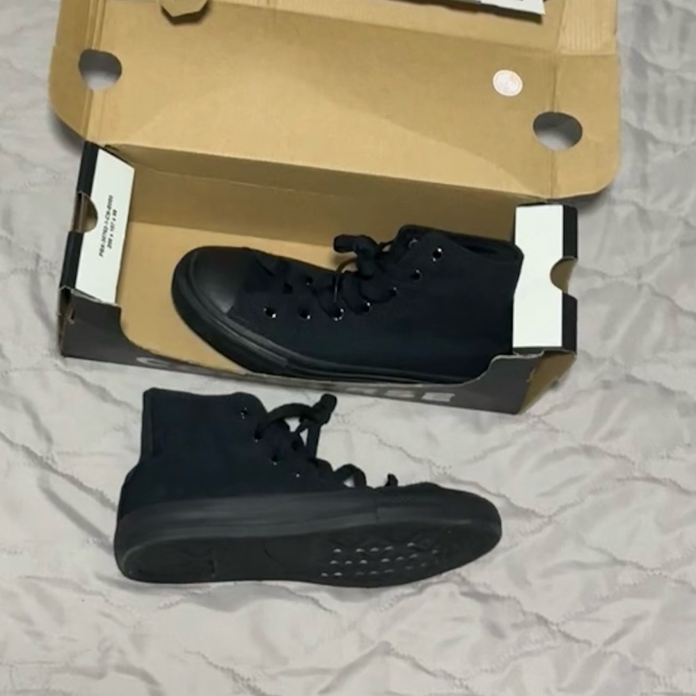 Never worn Converse 2Y